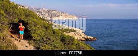 weibliche Wanderer zu Fuß auf Fußweg entlang der felsigen Küste, Frankreich, Provence, Marseille Cassis La Ciotat Calanques Nationalpark Stockfoto