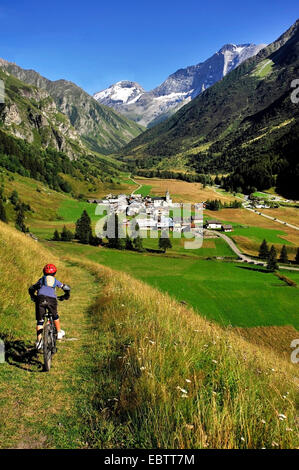 junge Mountainbiker fahren durch Bergwiese, idyllischen Tal, Frankreich, Savoyen, Champagny En Vanoise Stockfoto