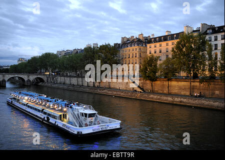 Bateaux Mouche, Ausflugsschiff am Fluss Seine, France, Paris Stockfoto