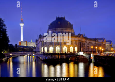 Bode-Museum auf der Museumsinsel in der Nacht, Berliner Fernsehturm im Hintergrund, Tilt-Shift-Effekt, Deutschland, Berlin Stockfoto