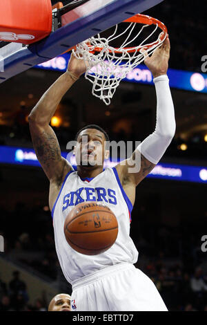 Philadelphia, Pennsylvania, USA. 29. November 2014. Philadelphia 76ers Wache K.J McDaniels (14) tunkt den Ball während des NBA-Spiels zwischen den Dallas Mavericks und die Philadelphia 76ers im Wells Fargo Center in Philadelphia, Pennsylvania. © Csm/Alamy Live-Nachrichten Stockfoto