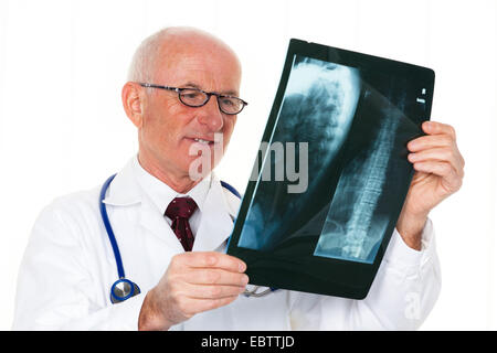 Radiologe mit einem Röntgenbild Stockfoto