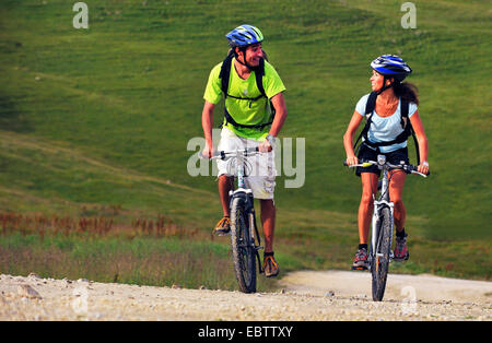 zwei Mountainbiker fahren auf Mountain trail, Frankreich, Savoyen, Nationalpark Vanoise, La Plagne Stockfoto