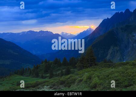 Engelhoerner und Reichenbachtal bei Sonnenuntergang, der Schweiz, Bern, Berner Oberland Stockfoto