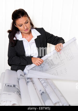 junge Architektin sitzen mit am Tisch ihres Amtes Stockfoto