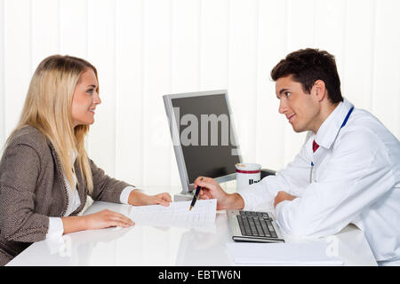 Patient und Arzt in einer Arztpraxis zu sprechen Stockfoto