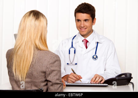 Patient und Arzt in einer Arztpraxis zu sprechen Stockfoto