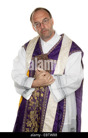 katholischer Priester mit einer Bibel in den Händen Stockfoto