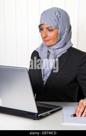 weibliche Muslim ein Kopftuch in einem Büro Stockfoto