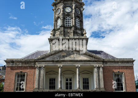 Der Bedford-Turm in Dublin Castle in das Herzstück des georgischen Schlosshof flankiert von den Toren von Tapferkeit und J Stockfoto