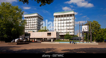 Das Rathaus mit den beiden Türmen in der modernen Architektur im Zentrum Stadt Marl, Ruhrgebiet, Nordrhein-Westfalen, Deutschland Stockfoto