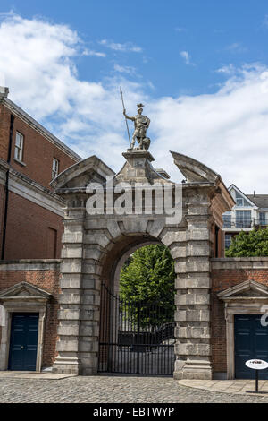 Der Bedford-Turm in Dublin Castle in das Herzstück des georgischen Schlosshof flankiert von den Toren von Tapferkeit und J Stockfoto