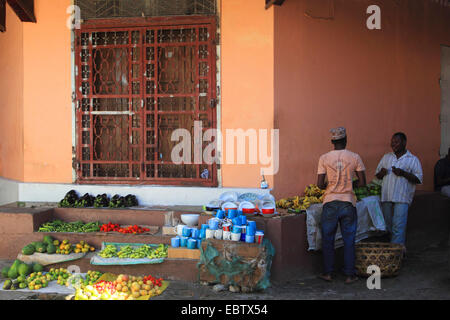 dunkelhäutige Männer Verkauf von Gemüse auf Treppe, Tansania, Sansibar, Stone Town Stockfoto