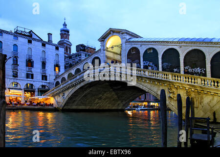 Rialtobrücke am Canale Grande in den Abend, Italien, Venedig Stockfoto