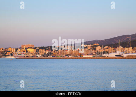 Skyline bei Sonnenaufgang, Spanien, Balearen, Mallorca, Palma Stockfoto