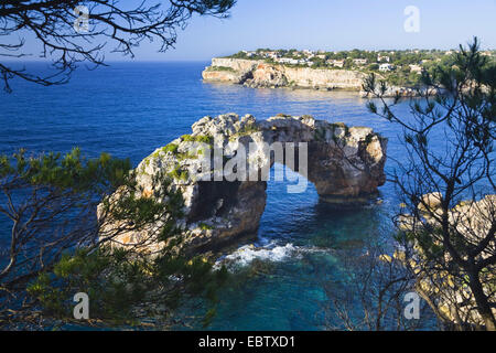 Torbogen Es Pontas, Spanien, Balearen, Mallorca, Cala Santanyi Stockfoto