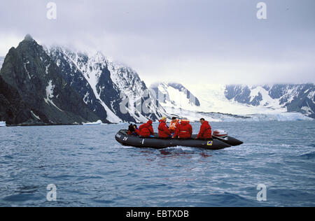 Touristen im Zodiak vor Elephant Island, Antarktis, Süd-Shetland-Inseln Stockfoto