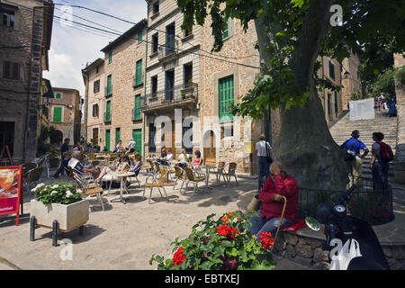 Strassencafé, Fornalutx, Mallorca, Balearen, Spanien Stockfoto