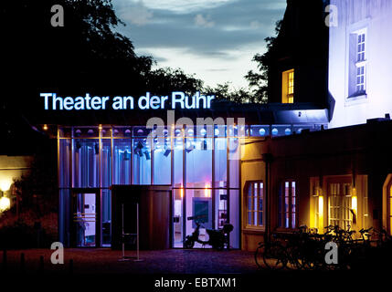 Theater an der Ruhr im Raffelbergpark am Abend, Deutschland, Nordrhein-Westfalen, Ruhrgebiet, Mülheim an der Ruhr Stockfoto