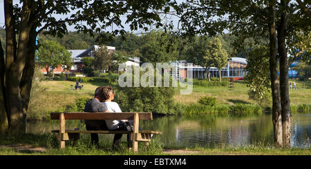 älteres Ehepaar sitzt auf einer Bank am Kemnader See, Kemnader See, Wasserwelt Heveney im Hintergrund, Witten, Ruhrgebiet, Nordrhein-Westfalen, Deutschland Stockfoto