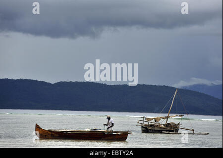 Ausleger-Kanu vor der Küste Madagaskars, Nosy Be Stockfoto