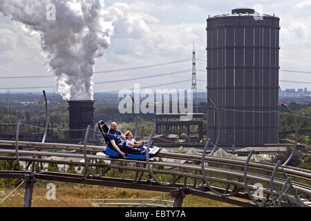 zwei Personen auf einer Sommer-Rutsche von Alpin-Zentrum auf dem Gebiet der Verkokung plat, Prosper, Deutschland, Nordrhein-Westfalen, Ruhrgebiet, Bottrop Stockfoto