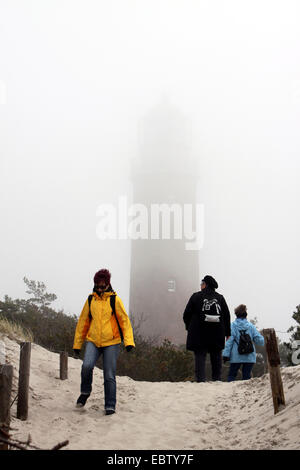 Personen am Leuchtturm Darßer Ort bei Nebel, Deutschland, Mecklenburg-Vorpommern, Fischland-Darß, Prerow Stockfoto