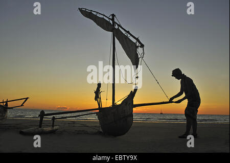 Ausleger-Kanu am Strand bei Sonnenuntergang, Madagaskar, Nosy Be Stockfoto