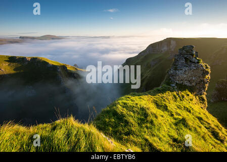 Magische Morgen Nebel und niedrige Wolken in der Hope Valley. Nebel driften Winnats Pass atmosphärische Bedingungen zu schaffen. Stockfoto