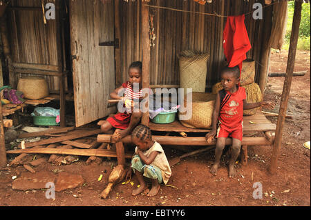 drei kleine Kinder vor einer Hütte, Madagaskar, Nosy Be Stockfoto