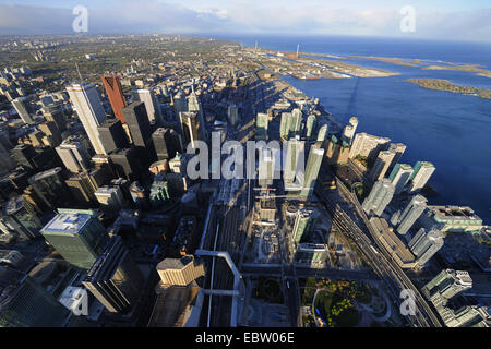 Ansicht der Stadt von Toronto mit Hauptbahnhof und Lake Ontario vom CN Tower, Toronto, Ontario, Kanada Stockfoto