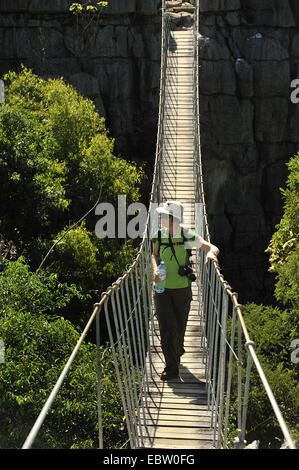 Frau stehend auf Plank Brücke, Madagaskar, Ankarana Nationalpark Tsingy Stockfoto