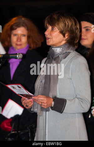 London, UK. 4. Dezember 2014. Lord Mayor of Westminster Stadtrat Audrey Lewis und der EZB Bürgermeister von Oslo, Stian Berger Rosland besuchen das Einschalten der Lichter schmücken den Weihnachtsbaum auf dem Trafalgar Square. Der Baum ist eine Jahresgabe für die Menschen in London von den Leuten von Oslo in vielen Dank für die britische Unterstützung während des zweiten Weltkriegs. Bild: Norwegischer Botschafter ihrer Exzellenz Mona dankt Jul Londoner für ihre Unterstützung während des zweiten Weltkriegs. Bildnachweis: Paul Davey/Alamy Live-Nachrichten Stockfoto