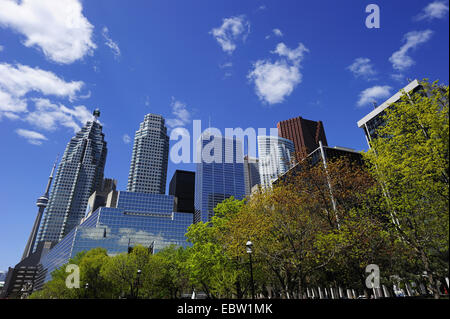 Multishop Gebäude in der Front Street, CN Tower im Hintergrund, Kanada, Ontario, Toronto Stockfoto