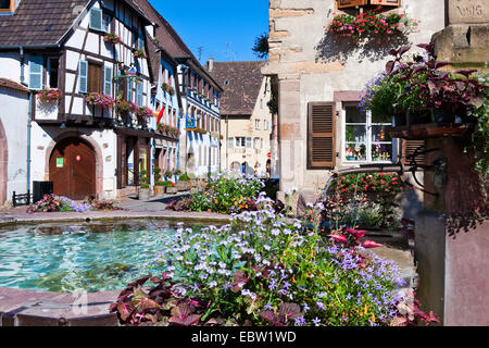 Brunnen in einem malerischen Dorf, Egisheim, Eguisheim, Haut-Rhin, Elsass, Frankreich Stockfoto