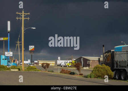 Semi Trucks und dunklen Gewitterwolken am Flying J Travel Plaza, Pasco, WA 99301, USA. Truck Stop. Stockfoto