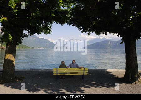 ältere Menschen gemeinsam auf einer Bank am Vierwaldstättersee, Schweiz Stockfoto