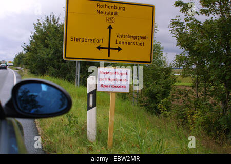 , Hinweisschilder markieren den Eingang zum geschützten Bereich der "Vogelgrippe", Deutschland, Stockfoto