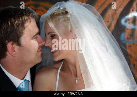 Brautpaar vor Graffitiwand Stockfoto