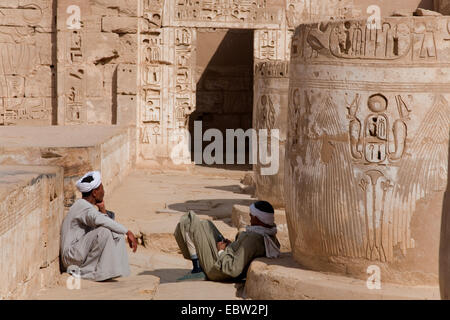 Wachen, ruhen in Medinet Habu, der Leichenhalle Tempel von Ramses III, Ägypten, Theben-West, Luxor Stockfoto