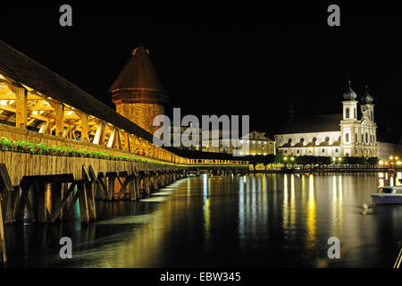 Kapellbruecke, Kapellbrücke, im Vierwaldstättersee mit Jesuiten Kirche, Schweiz, Luzern Stockfoto