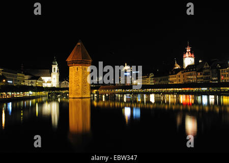 Kapellbruecke, Kapellbrücke, im Vierwaldstättersee mit Jesuiten Kirche, Schweiz, Luzern Stockfoto