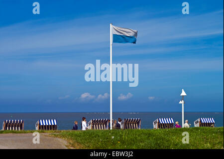 Flagge und überdachten Wicker Strand Stühle, Deutschland, Niedersachsen, Norderney Stockfoto