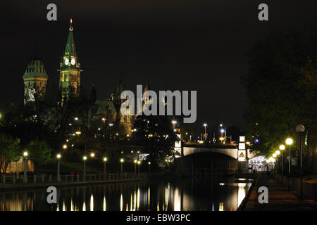 Rideau-Kanal mit dem Parlament bei Nacht, Kanada, Ontario, Ottawa Stockfoto