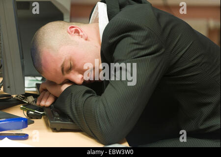 junger Angestellter im Büro einschlafen Stockfoto