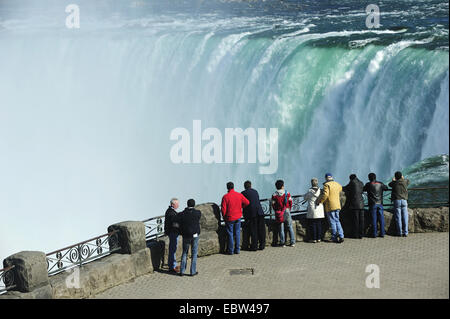 Touristen auf den Aussichtsplattformen am Niagara Wasserfällen, Kanada, Ontario, Niagara Stockfoto