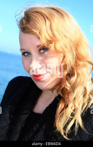 Porträt einer jungen rothaarigen Frau mit Sommersprossen, Deutschland, Mecklenburg-Vorpommern Stockfoto