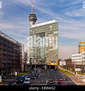 Stadttor und Rheinturm, Deutschland, Nordrhein-Westfalen, Düsseldorf Stockfoto
