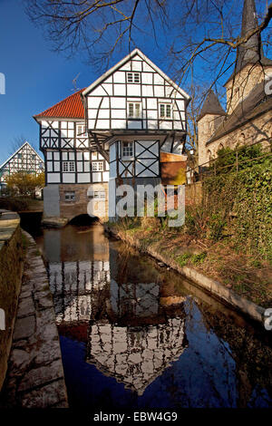 historisches Dorf mit Fachwerkhaus, Kirche und Fluss Elbsche, Deutschland, Nordrhein-Westfalen, Ruhrgebiet, Wetter/Ruhr Stockfoto