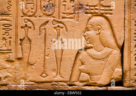 Reliefs an den Wänden des Tempels von Edfu, Ägypten, Oberägypten, Edfu Stockfoto